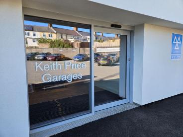 SPOTICAR Volvo V40 2.0 D3 Inscription Edition Auto Euro 6 (s/s) 5dr Used Car - Saloon Diesel Black - Abergavenny - 1200566994_4