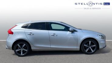 SPOTICAR Volvo V40 2.0 D2 R-design Euro 6 (s/s) 5dr Used Car - Saloon Diesel Silver - Crawley - 1200598138_2