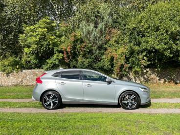 SPOTICAR Volvo V40 2.0 D4 R-design Pro Auto Euro 6 (s/s) 5dr Used Car - Saloon Diesel Silver - Abergavenny - 1200641744_4