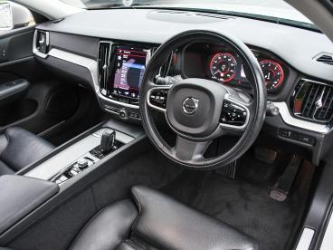 SPOTICAR Volvo V60 2.0 B5 Mhev Auto Awd Euro 6 (s/s) 5dr Used Car - Estate Hybrid Gold - Nuneaton - 1200557118_4