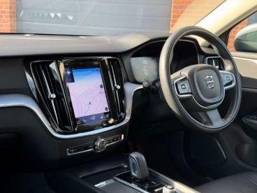 SPOTICAR Volvo V60 2.0 B3 Mhev Momentum Auto Euro 6 (s/s) 5dr Used Car - Estate Hybrid Grey - Billinghay - 1200569000_3