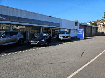 SPOTICAR Volvo Xc40 Xc 40 2.0 B3 Mhev Plus Dct Auto Euro 6 (s/s) 5dr Used Car - Suv Hybrid Black - Abergavenny - 1200552838_3