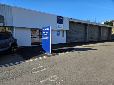 SPOTICAR Volvo Xc40 Xc 40 2.0 B4 Mhev Inscription Auto Awd Euro 6 (s/s) 5dr Used Car - Suv Hybrid Red - Abergavenny - 1200573862_4