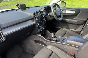 SPOTICAR Volvo Xc40 Xc 40 2.0 D3 Momentum Pro Auto Awd Euro 6 (s/s) 5dr Used Car - Suv Diesel White - Bridgend - 1200593192_2