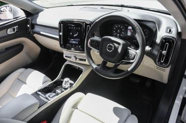 SPOTICAR Volvo Xc40 Xc 40 2.0 B4 Mhev Inscription Pro Auto Euro 6 (s/s) 5dr Used Car - Suv Hybrid White - Hinckley - 1200597220_3