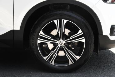 SPOTICAR Volvo Xc40 Xc 40 2.0 B4 Mhev Inscription Pro Auto Euro 6 (s/s) 5dr Used Car - Suv Hybrid White - Hinckley - 1200597220_4