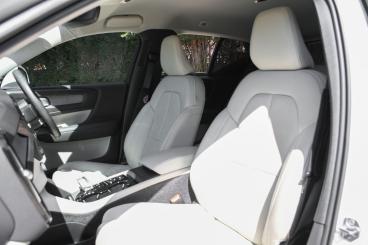 SPOTICAR Volvo Xc40 Xc 40 2.0 B4 Mhev Inscription Pro Auto Euro 6 (s/s) 5dr Used Car - Suv Hybrid White - Hinckley - 1200597220_5