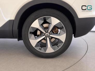 SPOTICAR Volvo Xc40 Xc 40 2.0 B3 Mhev Plus Dark Dct Auto Euro 6 (s/s) 5dr Used Car - Suv Hybrid White - Croxdale - 1200640769_5