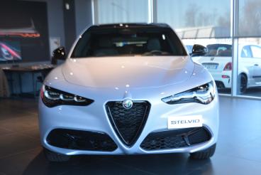 ALFA ROMEO CERTIFIED Alfa Romeo Stelvio 2023 2.2 T Veloce Q4 210cv Auto Usata - Suv Diesel Bianco - Desenzano Del Garda - 2431620_2