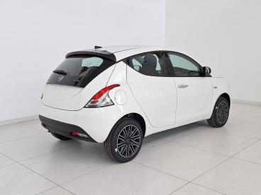 LANCIA CERTIFIED Lancia Ypsilon 1.0 Firefly Hybrid Silver Plus S And S 70cv Usata - City Car Ibrido Bianco - Belluno - 2187457_4
