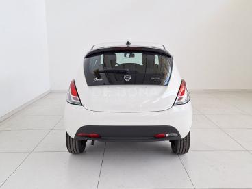 LANCIA CERTIFIED Lancia Ypsilon 1.0 Firefly Hybrid Silver Plus S And S 70cv Usata - City Car Ibrido Bianco - Belluno - 2187457_5
