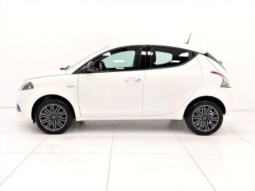 LANCIA CERTIFIED Lancia Ypsilon 1.0 Firefly Hybrid Gold S And S 70cv Usata - City Car Ibrido Bianco - Belluno - 2187458_3