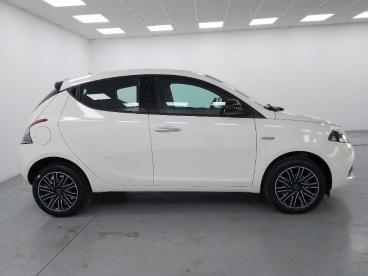 LANCIA CERTIFIED Lancia Ypsilon 1.0 Firefly Hybrid Gold S And S 70cv 5p.ti Usata - City Car Ibrido Bianco - Cuneo - 2284971_4