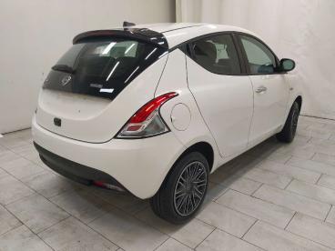 LANCIA CERTIFIED Lancia Ypsilon 1.0 Firefly Hybrid Gold S And S 70cv 5p.ti Usata - City Car Ibrido Bianco - Cuneo - 2284991_4