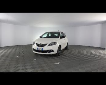 LANCIA CERTIFIED Lancia Ypsilon Iii 2015 1.0 Firefly Hybrid Gold S And S 70cv Usata - City Car Ibrido Bianco - Piacenza - 2307591_2