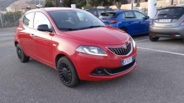 LANCIA CERTIFIED Lancia Ypsilon 1.0 70cv Hybrid Silver Usata - City Car Ibrido Rosso - Fisciano - 2310501_2