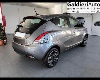 LANCIA CERTIFIED Lancia Ypsilon 1.0 Firefly Hybrid Gold S And Amp,s 70cv Usata - City Car Ibrido Grigio - Fisciano - 2316159_3