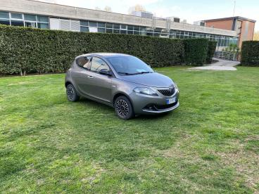 LANCIA CERTIFIED Lancia Ypsilon 1.0 Firefly 70cv Hybrid Platino Usata - City Car Ibrido Grigio - Fisciano - 2335402_2