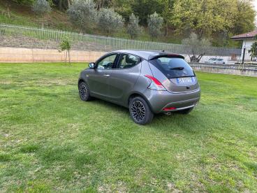LANCIA CERTIFIED Lancia Ypsilon 1.0 Firefly 70cv Hybrid Platino Usata - City Car Ibrido Grigio - Fisciano - 2335402_4