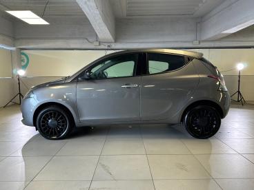 LANCIA CERTIFIED Lancia Ypsilon 1.0 Firefly 70cv S&s Hybrid Silver Usata - City Car Ibrido Grigio - Milano - 2351332_4