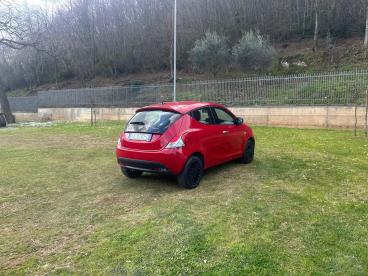 LANCIA CERTIFIED Lancia Ypsilon 1.0 70cv Hybrid Silver Usata - City Car Ibrido Rosso - Fisciano - 2354676_3