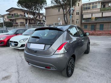 LANCIA CERTIFIED Lancia Ypsilon 1.0 Firefly 70cv Hybrid Platino Usata - City Car Ibrido Grigio - Fisciano - 2356809_3