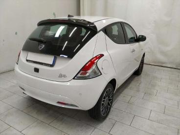 LANCIA CERTIFIED Lancia Ypsilon 1.0 Firefly Hybrid Gold Plus S And S 70cv 5p.ti Usata - City Car Ibrido Bianco - Cuneo - 2377468_4