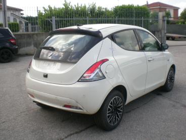 LANCIA CERTIFIED Lancia Ypsilon 1.0 Firefly Hybrid Platino S And S 70cv Usata - City Car Ibrido Bianco - Cuneo - 2377486_5