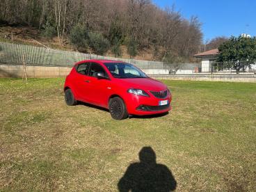 LANCIA CERTIFIED Lancia Ypsilon 1.0 70cv Hybrid Silver Usata - City Car Ibrido Rosso - Fisciano - 2386085_2