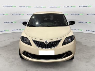 LANCIA CERTIFIED Lancia Ypsilon Iii 2021 1.0 Firefly Hybrid Platino S And S 70cv Usata - City Car Ibrido Bianco - Bari - 2394051_2