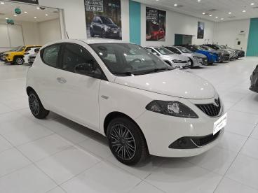 SPOTICAR Lancia Ypsilon 1.0 Firefly 70cv S&s Hybrid Gold Usata - City Car Ibrido Bianco - Napoli - 1202407221_3