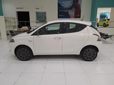 SPOTICAR Lancia Ypsilon 1.0 Firefly 70cv S&s Hybrid Gold Usata - City Car Ibrido Bianco - Napoli - 1202407221_4