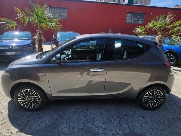 LANCIA CERTIFIED Lancia Ypsilon 1.0 Firefly 70cv Hybrid Platino Usata - City Car Ibrido Grigio - Fisciano - 2417437_3