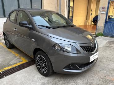 LANCIA CERTIFIED Lancia Ypsilon 1.0 Firefly 70cv Hybrid Platino Usata - City Car Ibrido Grigio - Milano - 2418252_3