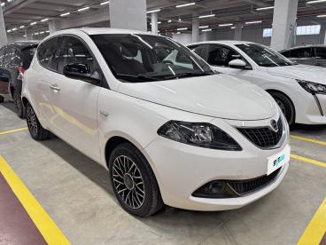 LANCIA CERTIFIED Lancia Ypsilon 1.0 Firefly 70cv Hybrid Platino Usata - City Car Ibrido Bianco - Milano - 2418256_3