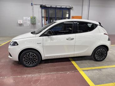 LANCIA CERTIFIED Lancia Ypsilon 1.0 Firefly 70cv Hybrid Platino Usata - City Car Ibrido Bianco - Milano - 2418256_4
