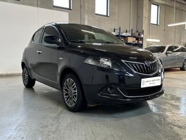 LANCIA CERTIFIED Lancia Ypsilon 1.0 Firefly 70cv Hybrid Silver Usata - City Car Ibrido Nero - Milano - 2438414_3