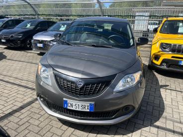 LANCIA CERTIFIED Lancia Ypsilon 1.0 Firefly 70cv Hybrid Silver Plus Usata - City Car Ibrido Grigio - Milano - 2470972_2