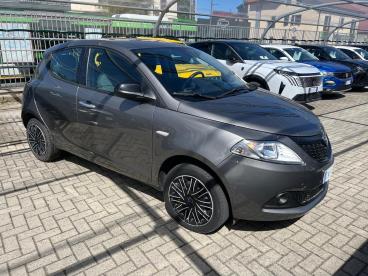 LANCIA CERTIFIED Lancia Ypsilon 1.0 Firefly 70cv Hybrid Silver Plus Usata - City Car Ibrido Grigio - Milano - 2470972_3