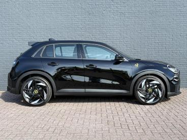 SPOTICAR Abarth 600 600e Turismo 54 Kwh | 240 Pk | 321 Km Wltp | Torsen-spe Tweedehands - Suv Elektrisch Zwart - Hengelo - 1200300602_4