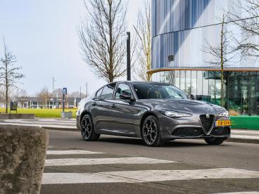 SPOTICAR Alfa Romeo Giulia Veloce 2.0 Turbo 280pk Awd Automaat Dealer Ond. | Tweedehands - Sedan Benzine Grijs - Sittard - 1200287015_4