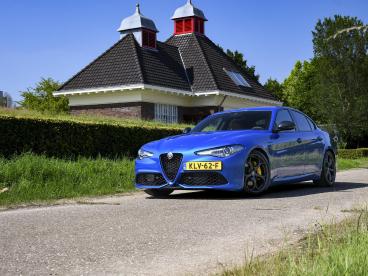 SPOTICAR Alfa Romeo Giulia Veloce 2.0t 280pk Awd Automaat Mooiste Van Nl! Blu Tweedehands - Sedan Benzine Blauw - Sittard - 1200297003_2