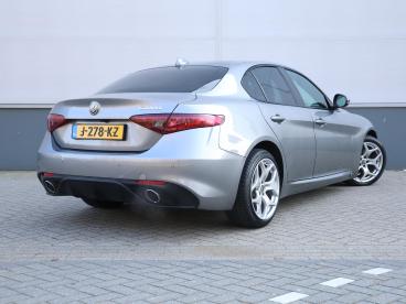SPOTICAR Alfa Romeo Giulia 200pk Super | 1ste Eigenaar | Camera | Leer | Spor Tweedehands - Sedan Benzine Grijs - Baarn - 1200301449_3