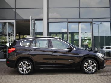 SPOTICAR Bmw X1 Sdrive18i Executive | Automaat | Trekhaak | Camera Tweedehands - Suv Benzine Zwart - Sneek - 1200297433_2