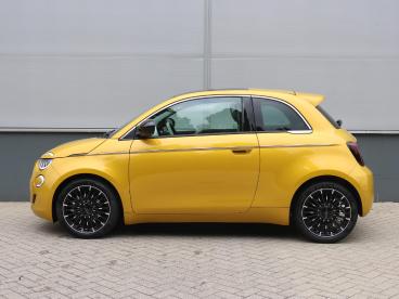 SPOTICAR Fiat 500 1.0 Hybrid La Prima | Panoramadak | Camera | Apple Tweedehands - Stadsauto Benzine Geel - De Meern - 1200302185_2