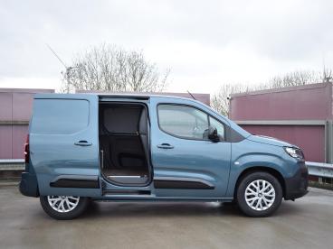 SPOTICAR Fiat Doblo E-doblo L1 50 Kwh | 3-zitplaatsen | Navigatie Incl. Apple Tweedehands - Bedrijfswagen Elektrisch Blauw - Alphen Aan Den Rijn - 1200283712_5