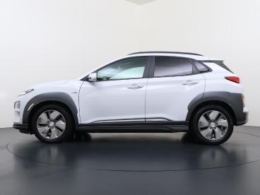 SPOTICAR Hyundai Kona Premium 64kwh | 1ste Eigenaar | Accu 99% | Trekhaa Tweedehands - Suv Elektrisch Wit - Uden - 1200303442_2