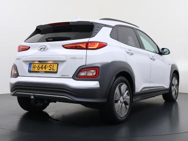 SPOTICAR Hyundai Kona Premium 64kwh | 1ste Eigenaar | Accu 99% | Trekhaa Tweedehands - Suv Elektrisch Wit - Uden - 1200303442_3