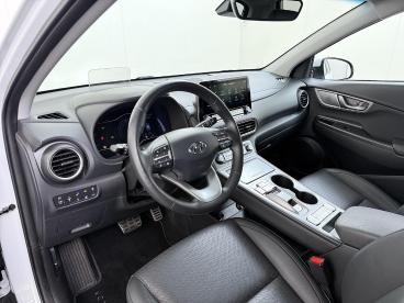 SPOTICAR Hyundai Kona Premium 64kwh | 1ste Eigenaar | Accu 99% | Trekhaa Tweedehands - Suv Elektrisch Wit - Uden - 1200303442_5