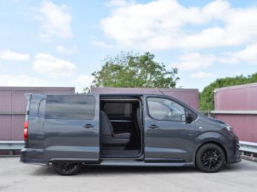 SPOTICAR Opel Vivaro Vivaro-e Dubbele Cabine 75kwh | Stx Sport | Mooiste  Bus Va Tweedehands - Bedrijfswagen Elektrisch Grijs - Alphen Aan Den Rijn - 1200299745_3